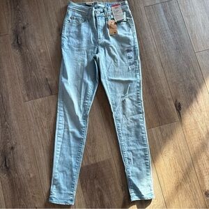 Levi's Women's Light Blue Skinny Jeans